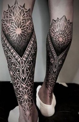  Tatouage mandala sur les deux mollets